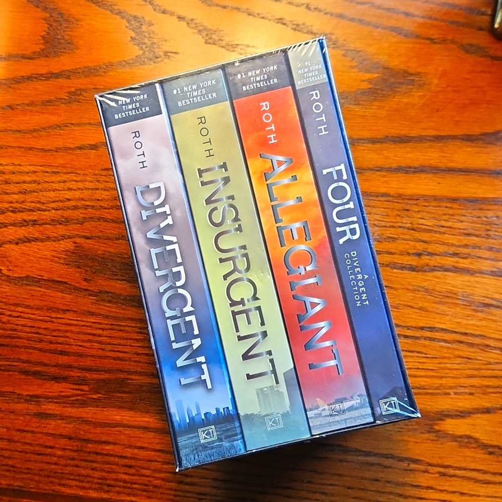 NWT Divergent Paperback Box Set
